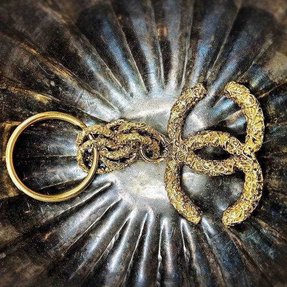 Chanel Florentine lava textured CC logo keychain - Picture 2 of 13